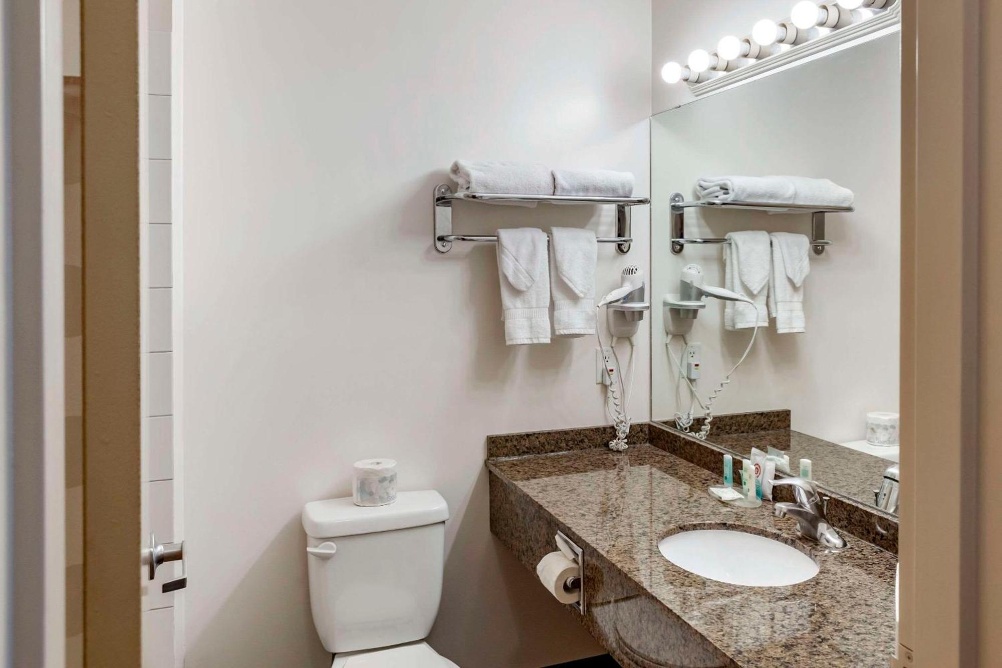 Quality Inn & Suites Edmonton International Airport Leduc Eksteriør billede