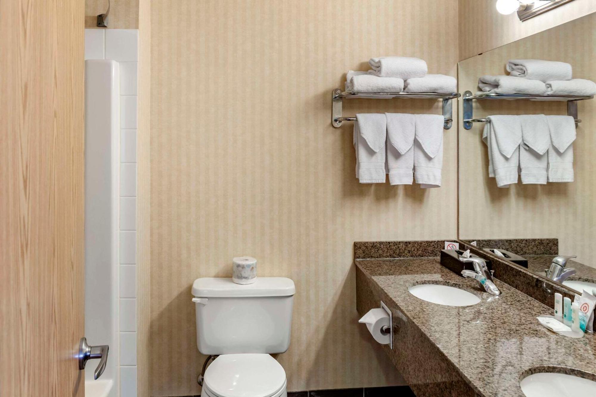 Quality Inn & Suites Edmonton International Airport Leduc Eksteriør billede